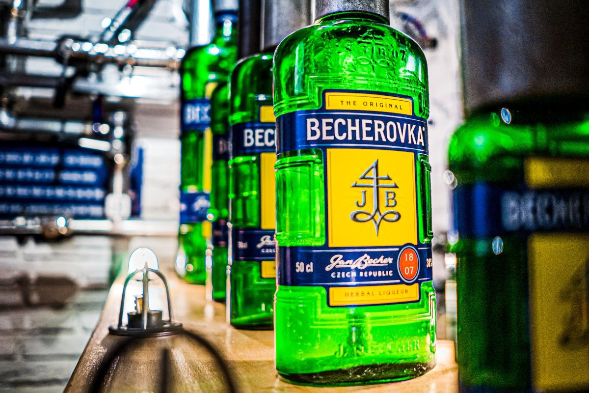 Becherovka w zimowej scenerii