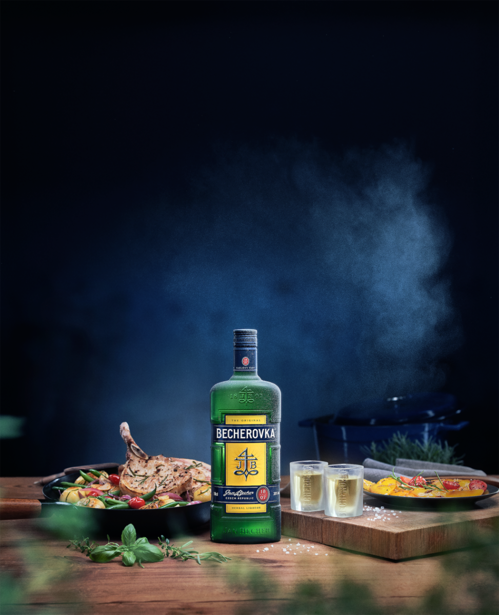 Becherovka Original na ciemnym tle